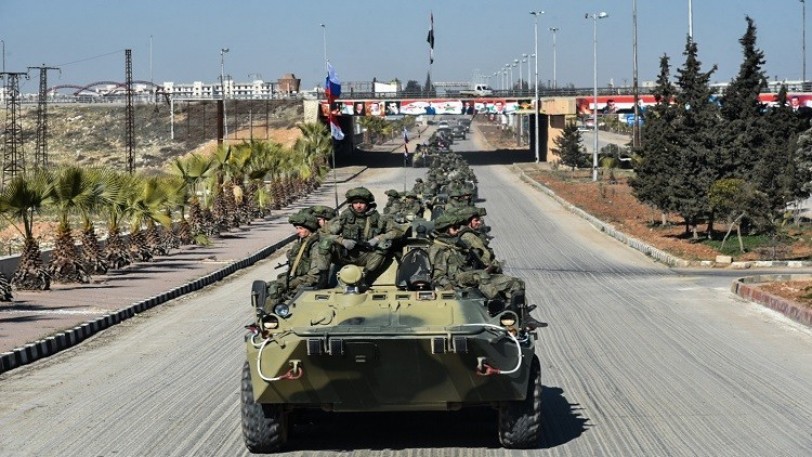العسكريون الروس يوزعون المساعدات في عفرين على مرأى من &quot;النصرة&quot;