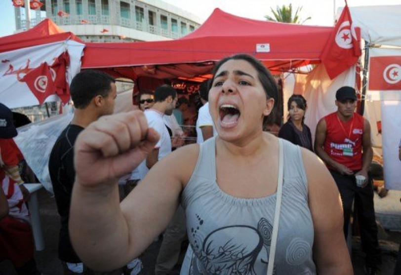 عشرات الآلاف التونسيين يتظاهرون للمطالبة باستقالة الحكومة