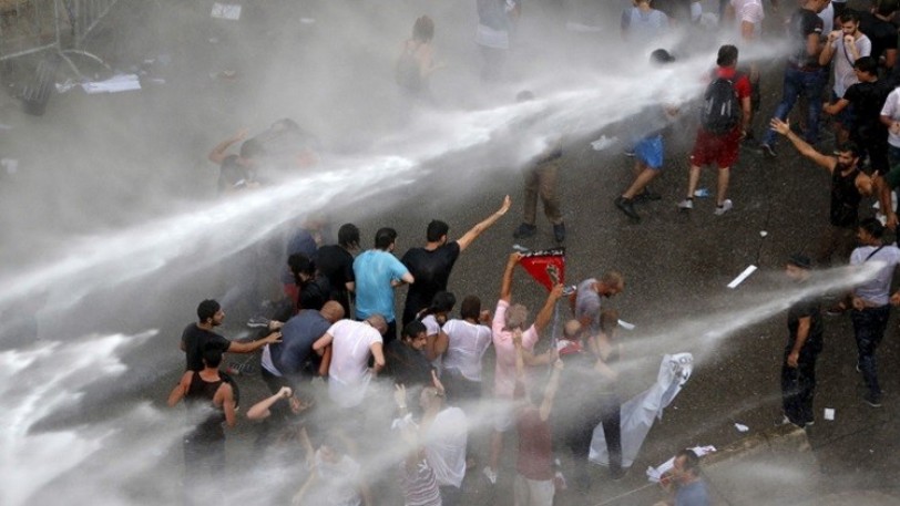 جرحى في بيروت نتيجة اشتباكات بين الشرطة ومحتجين مطالبين باستقالة الحكومة