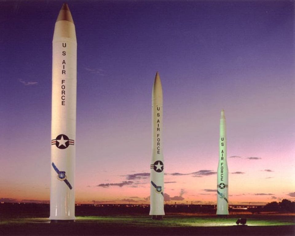 واشنطن تطلق صاروخ عابر للقارات قادر على حمل رأس نووي