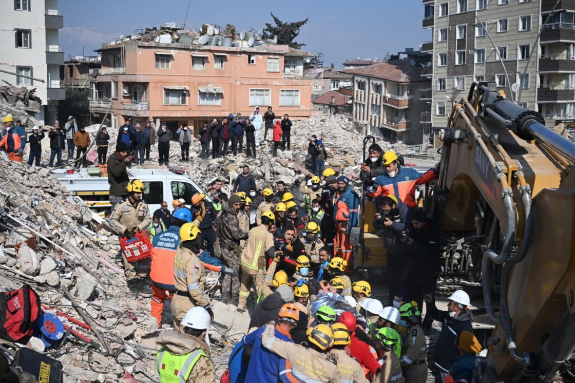 إنقاذ شاب تركي من تحت الأنقاض بعد 8 أيام و5 ساعات على الزلزال
