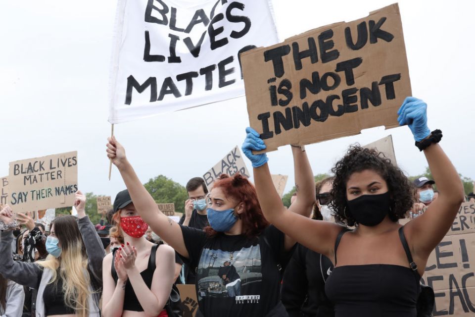 عن العنصرية وحرب «الرموز» في بريطانيا
