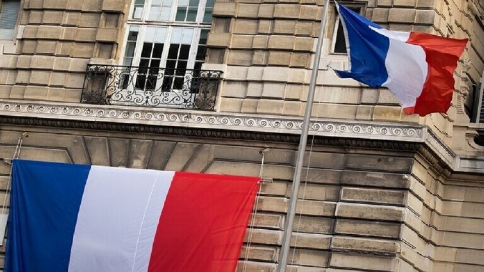 فرنسا تشدّد إجراءاتها ضد المهاجرين: تقليص «لم الشمل» وزيادة «الترحيل»