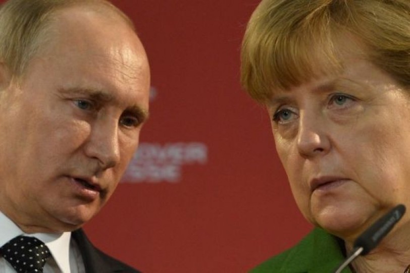 بوتين يبحث مع ميركل تنفيذ اتفاق مينسك لتسوية أزمة أوكرانيا