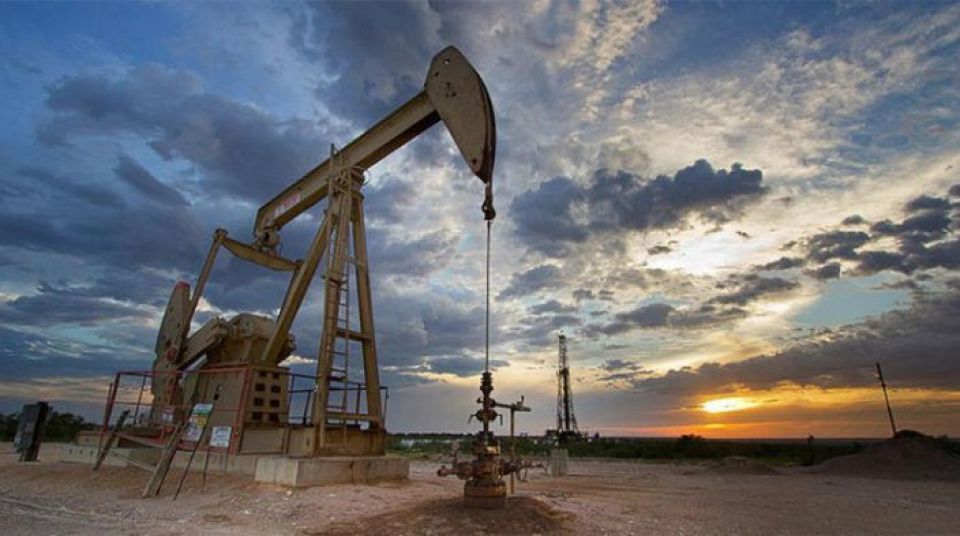 النفط يقفز أكثر من 4 % بفعل عوامل إيجابية