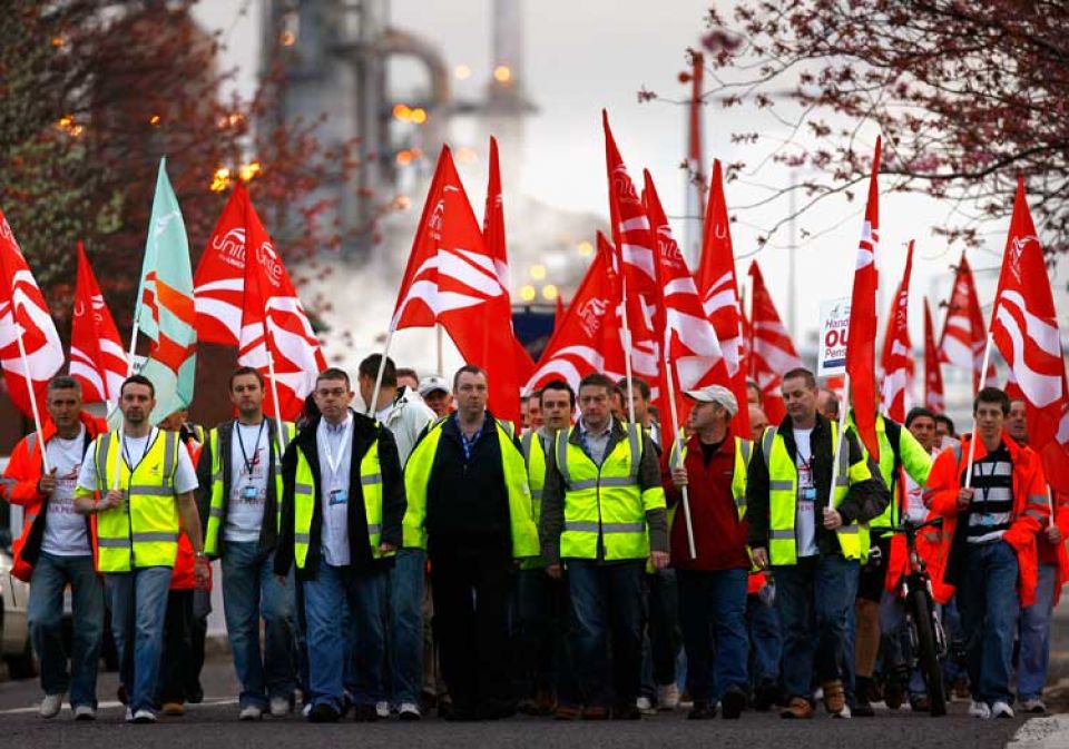 بريطانيا: توقعات بنقص البنزين بسبب إضراب عمال أكبر مصفاة نفط