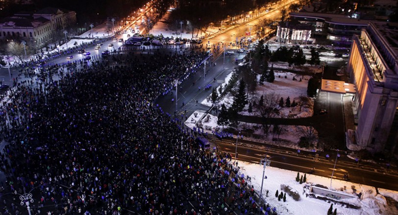 من احتجاجات مساء أمس في بوخارست- رومانيا