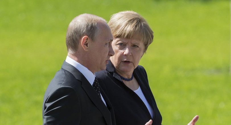 بوتين وميركل يبحثان الوضع المتدهور في دونباس