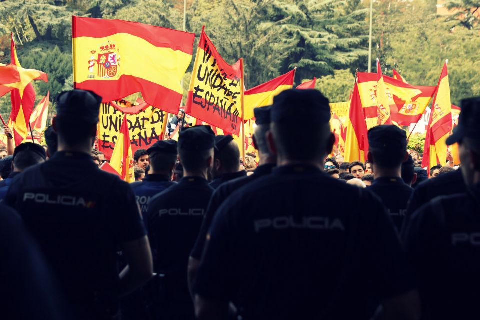 رفع المحتجون شعارات تدعو الاتحاد إلى الضغط على مدريد لإيقاف ما وصفوها بالحملة القمعية 