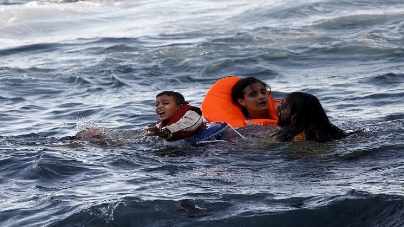 (أرشيف) أطفال لاجئين معظمهم من السوريين، في عرض البحر بعد غرق القارب الذي كانوا على متنه بالقرب من جزيرة ليسبوس اليونانية، 30 أكتوبر 2015