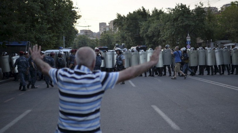 أرمينيا.. الشرطة تفرق المعتصمين وتحتجز 46 منهم في يريفان