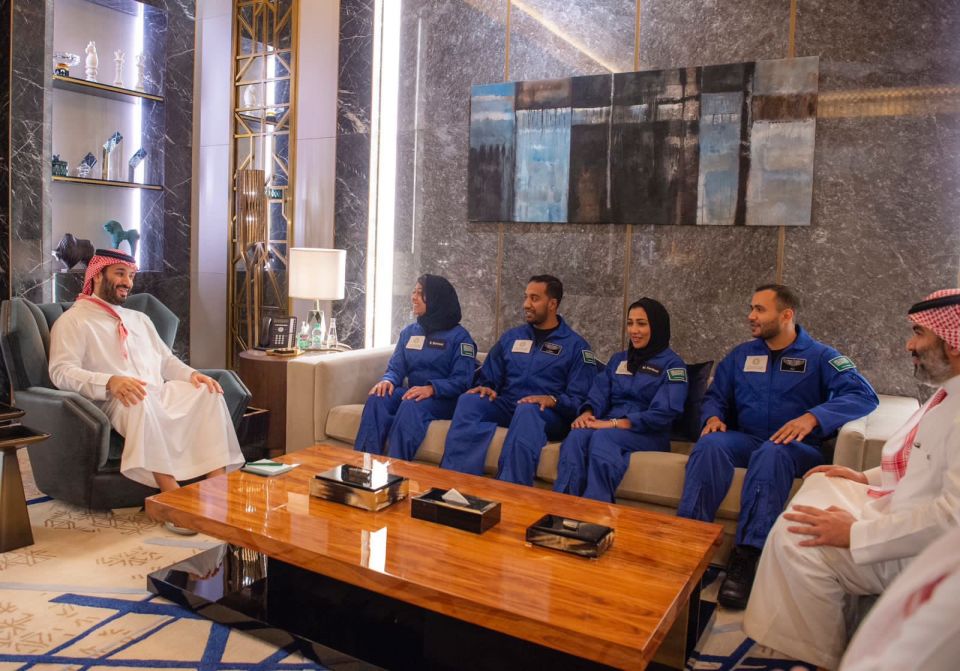بينهم رائدة سعودية: ابن سلمان يلتقي برواد فضاء قبل رحلتهم