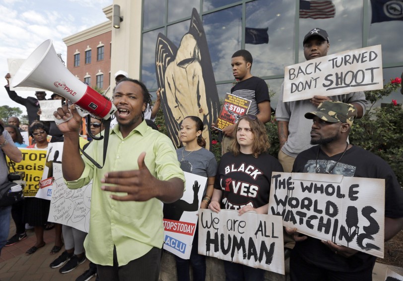 كارولاينا: «البيض» و«السود» يتظاهرون ضد عنف الشرطة