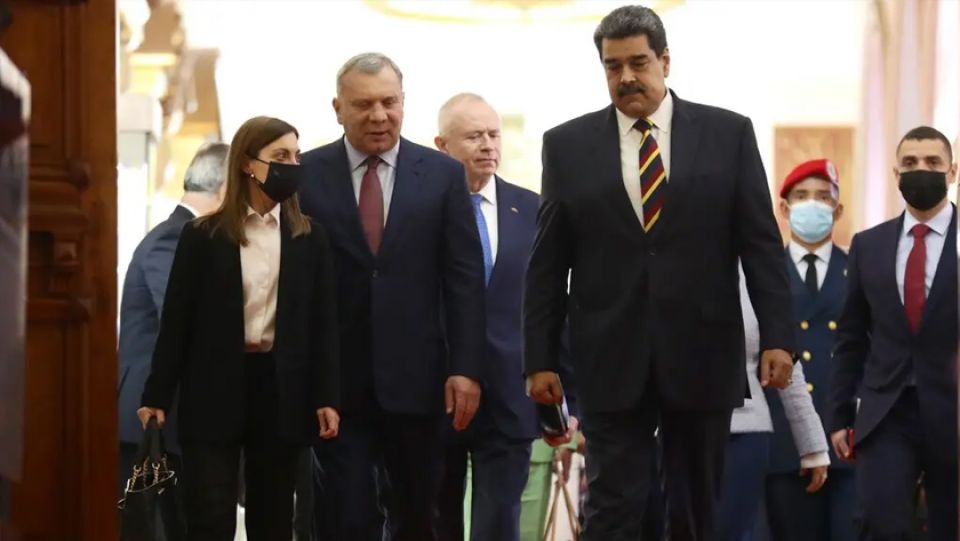الولايات المتحدة تحمّل روسيا مسؤولية ما خلّفته عقوباتها وتستجدي النفط الفنزويلي