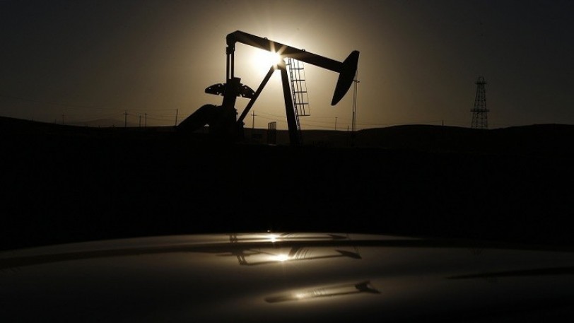 النفط يتابع انخفاضه قبل اجتماع أوبك الخميس المقبل