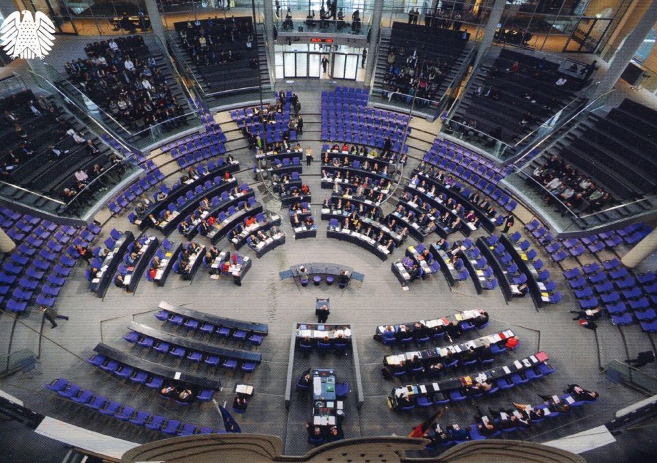 البرلمان الألماني يصوت على فترة رابعة لميركل