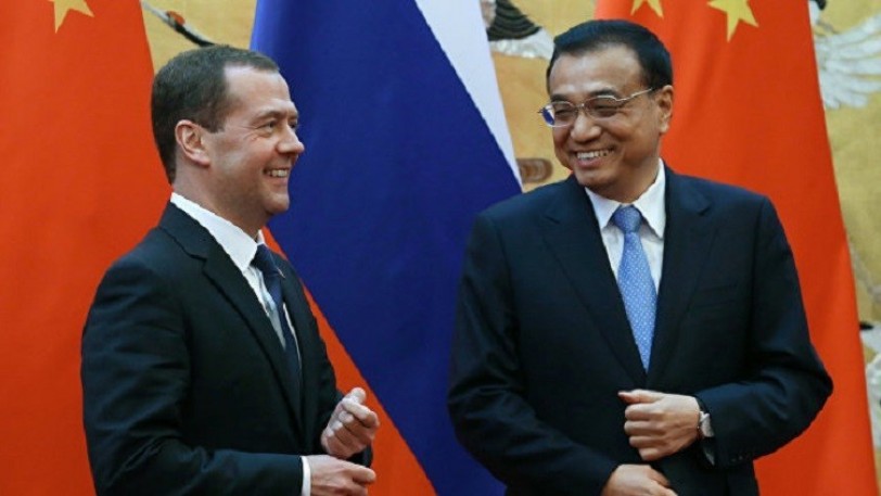 رئيس الوزراء الروسي دميتري مدفيديف ونظيره الصيني لي كه تشيانغ
