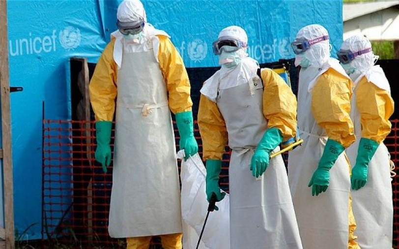 العاملون في دفن ضحايا ايبولا يضربون عن العمل