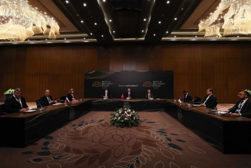 اجتماع وزيري خارجية روسيا وأوكرانيا بحضور أوغلو