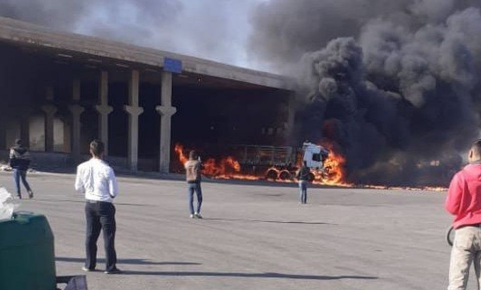 انفجار شاحنة في معبر نصيب الحدودي مع الأردن