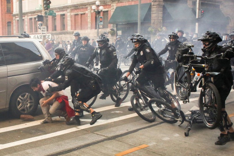 الشرطة الأمريكية تستخدم &quot;كرات متفجرة&quot; لتفريق متظاهرين