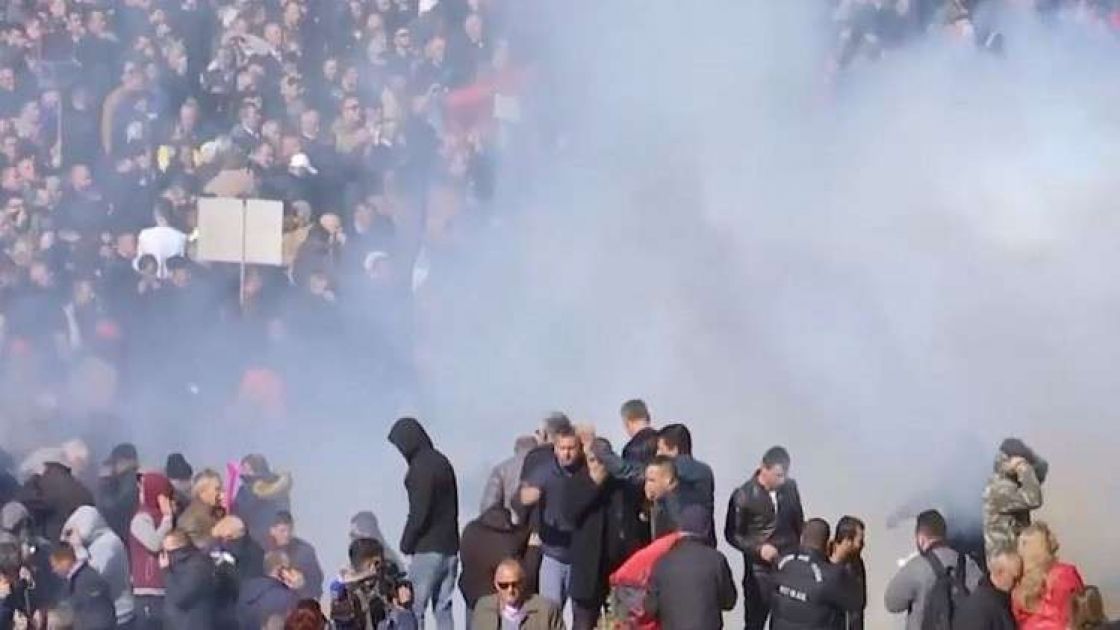 ألبانيا.. مظاهرات وأعمال شغب أمام مقري الحكومة والبرلمان