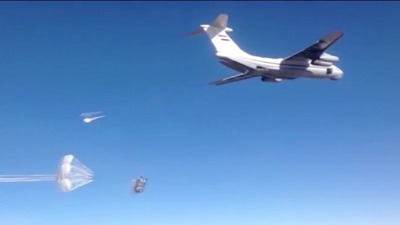 طائرة روسية تنزل 18 طنا من المساعدات لسكان دير الزور المحاصرة