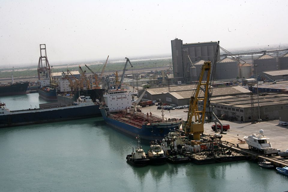 بوادر انفراج حصار اليمن: نفط وغذاء بميناء الحديدة لأول مرة منذ 8 سنوات