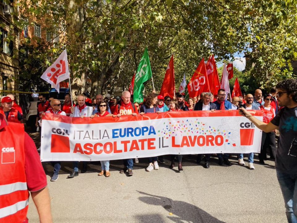 إيطاليا: مظاهرة «أصغوا للعمّال» ولافتات «اطردوا الدولار»