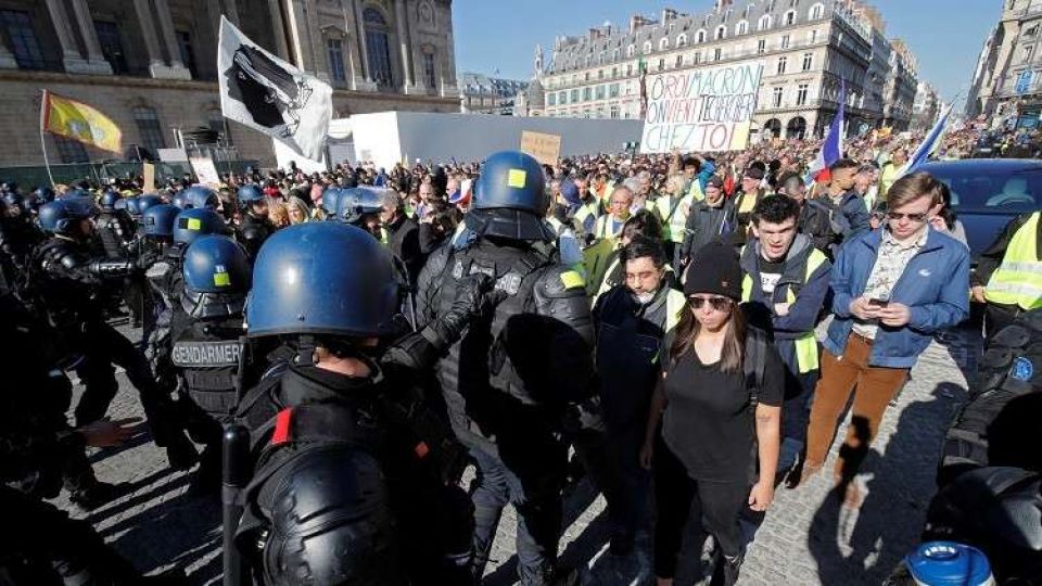 استمرار احتجاجات «السترات الصفراء» في باريس