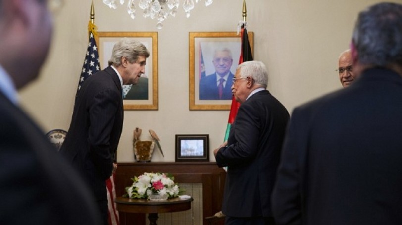 كيري يلتقي عباس في محاولة لإقناعه بتمديد المفاوضات