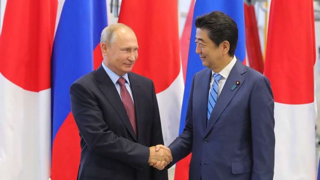 بوتين وآبي يؤكدان تمسكها بتطوير العلاقات بين روسيا واليابان