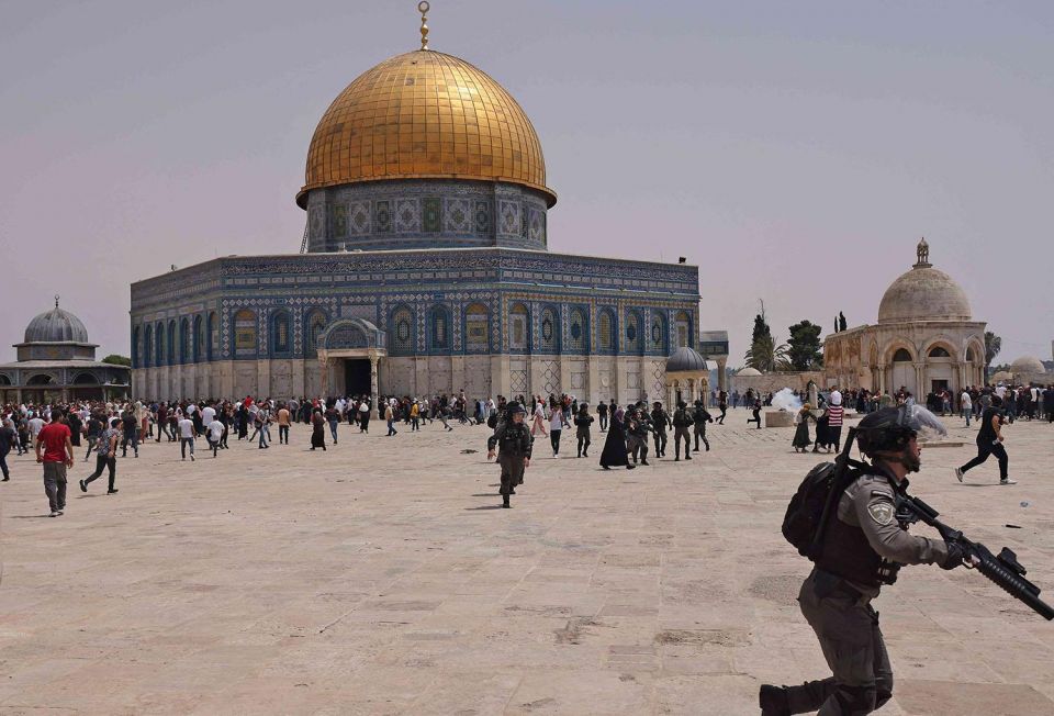 مواجهات في المسجد الأقصى بين الفلسطينيين وشرطة العدوّ الصهيوني