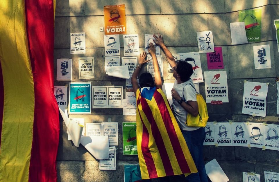 أعلنت السلطات الإسبانية أنها أغلقت أكثر من نصف مراكز الاقتراع البالغ عددها 2315