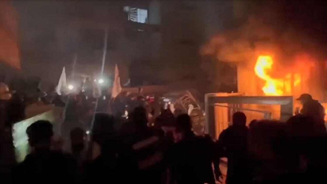 العراق: محتجّون يحرقون مقرّ «الديمقراطي الكردستاني» بعد «إساءة للسيستاني»
