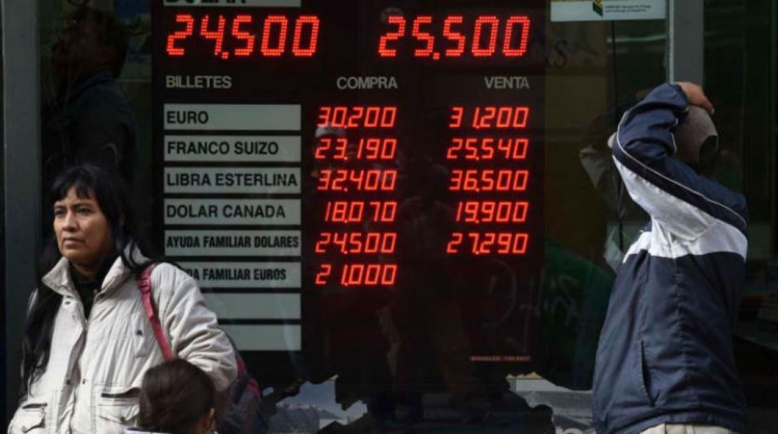 البيزو الأرجنتيني يعاود التراجع على رغم تدخلات البنك المركزي