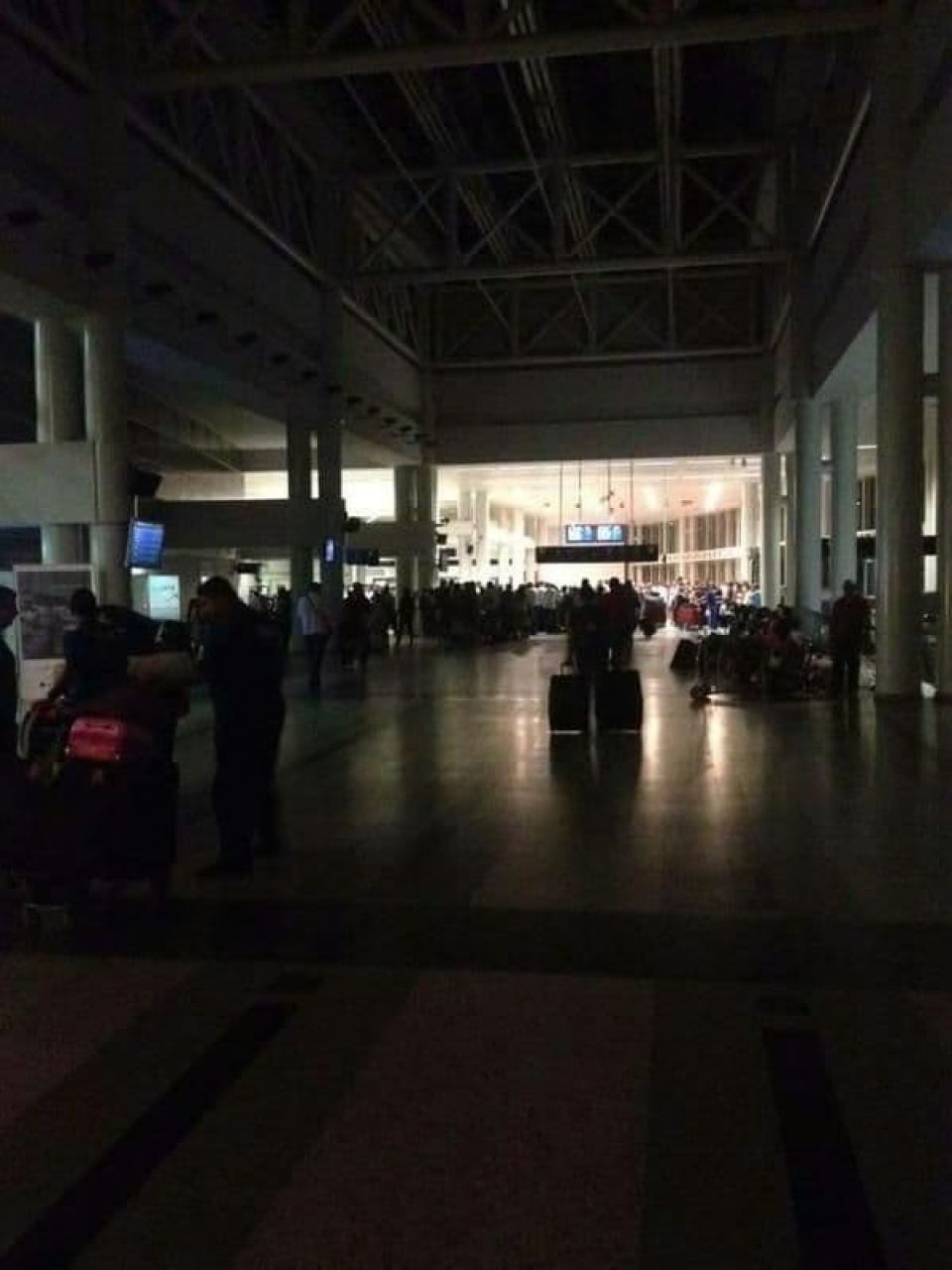 الانهيار اللبناني: مطار بيروت يغرق في الظلام