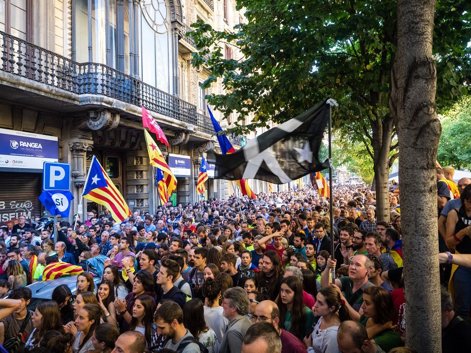 دعت أحزاب كاتالونية إلى إعلان انفصال الإقليم عن إسبانيا نهائياً، رداً على تفعيل مدريد المادة 155 