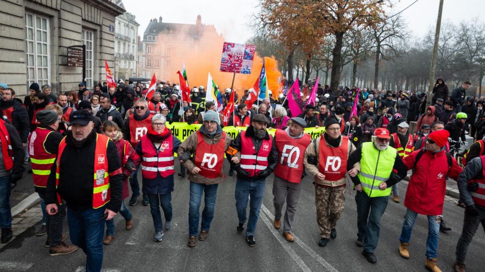 فرنسا: إضرابات النقل متواصلة