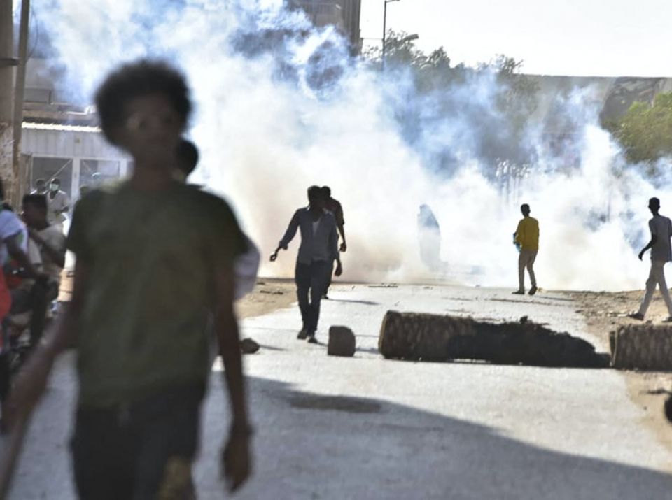 بقنابل الغاز: تفريق مظاهرات رافضة لاتفاق حمدوك-البرهان