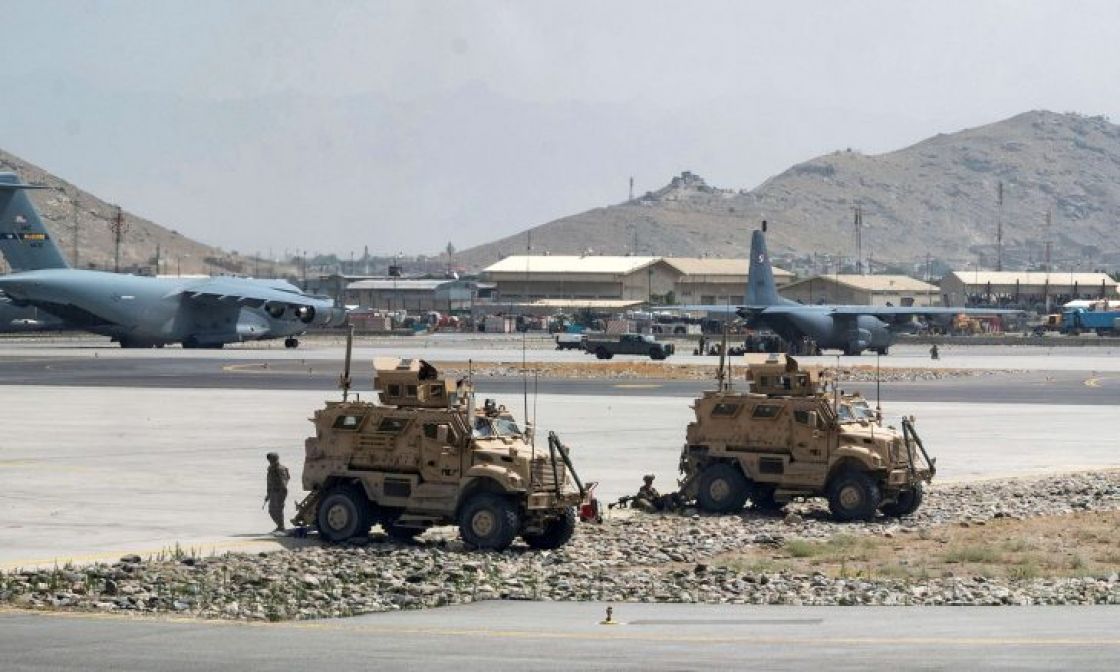 أمريكا تحوّل مطار كابول إلى «مكبّ نفايات» لما تبقى من أسلحتها
