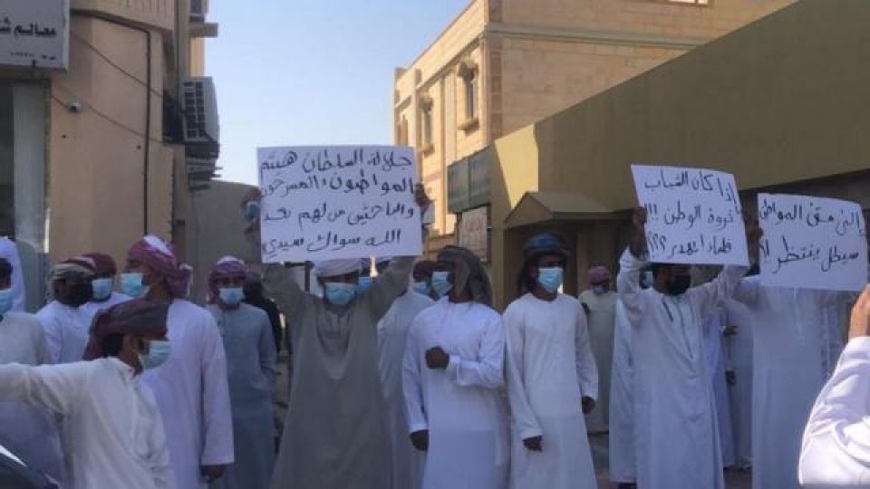 احتجاجات عُمان: تصريح مستفزّ لمسؤول بوزارة العمل والشرطة تنفي سقوط قتيل