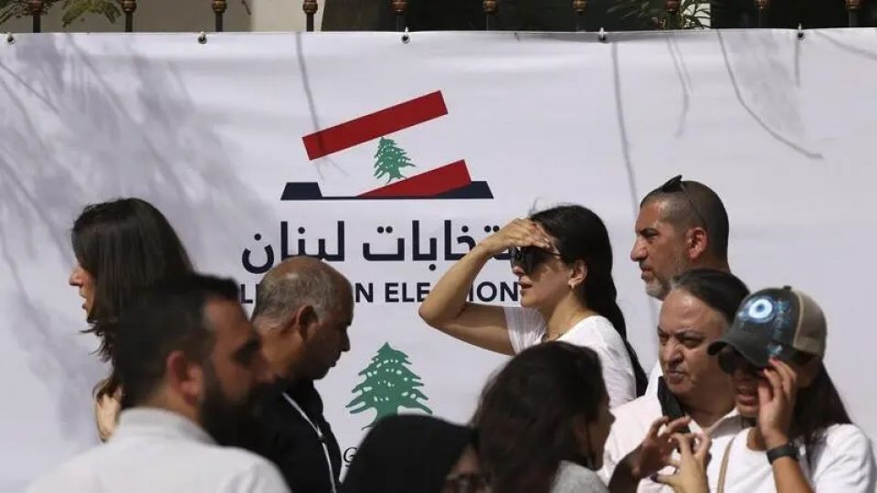 بلدية لبنانية تفرض حظر تجول على السوريين طيلة يوم الانتخاب