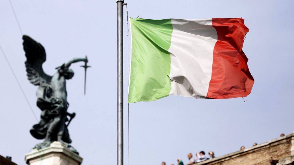 اليورو يرتفع مع تراجع المخاوف في شأن إيطاليا