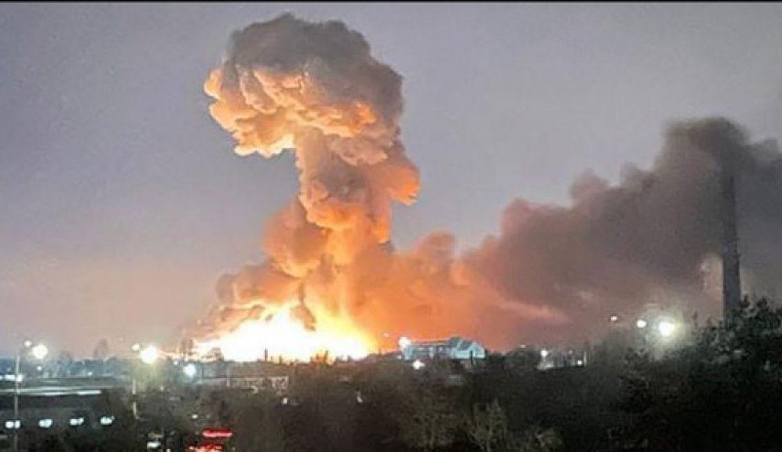 سورية: أنباء أولية عن قصف صاروخي وُصِف «بالأعنف» على القاعدة الأمريكية بحقل العمر
