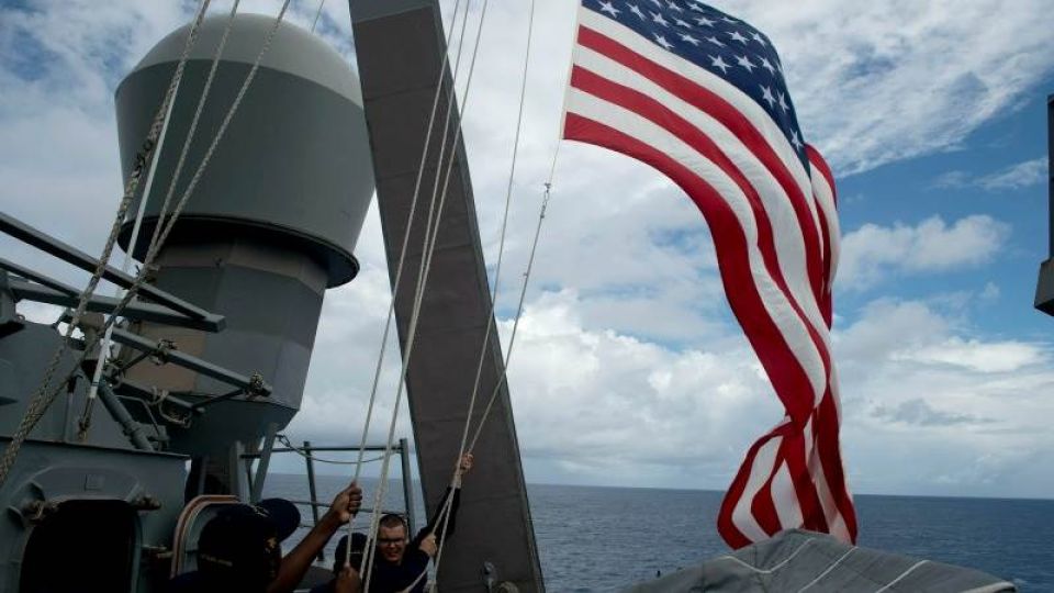 واشنطن تنكّس الأعلام الأمريكية في البحر الأحمر خوفاً من ضربات الحوثيين