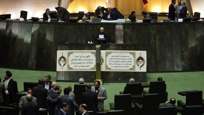 البرلمان الإيراني يلزم الحکومة بالحفاظ على المنجزات النوویة