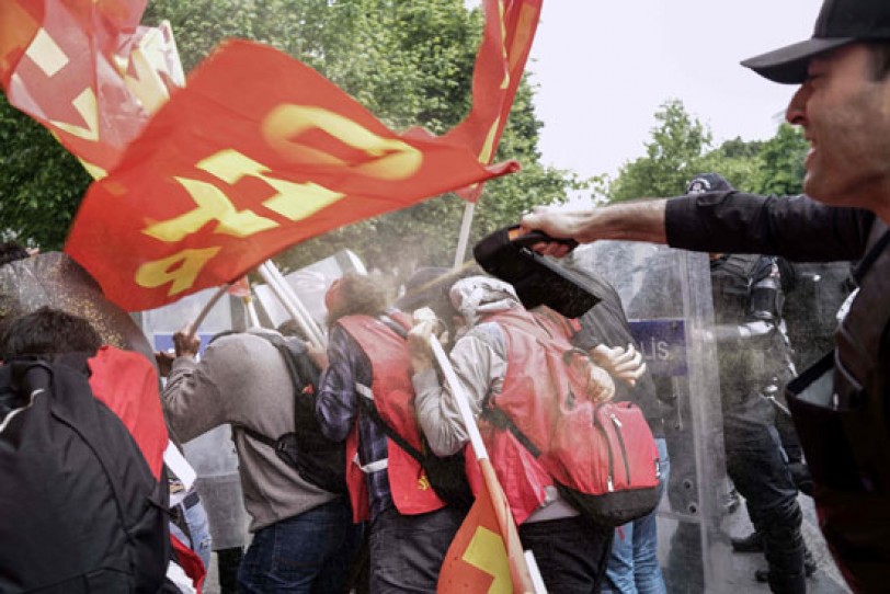السلطات التركية تمنع الاحتفال بعيد العمال في ميدان تقسيم وسط اسطنبول وتعتقل عددا من المتظاهرين