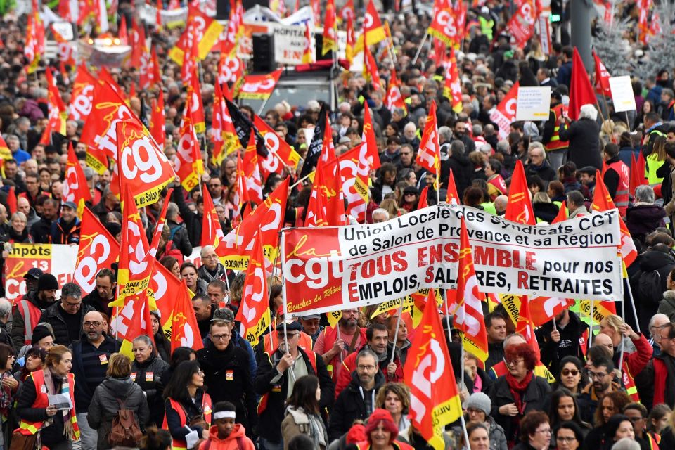 أطول إضراب لعمال النقل في فرنسا منذ الثمانينيات