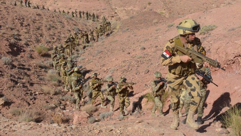 الجيش المصري ينفذ مناورات ضخمة قرب الحدود الليبية